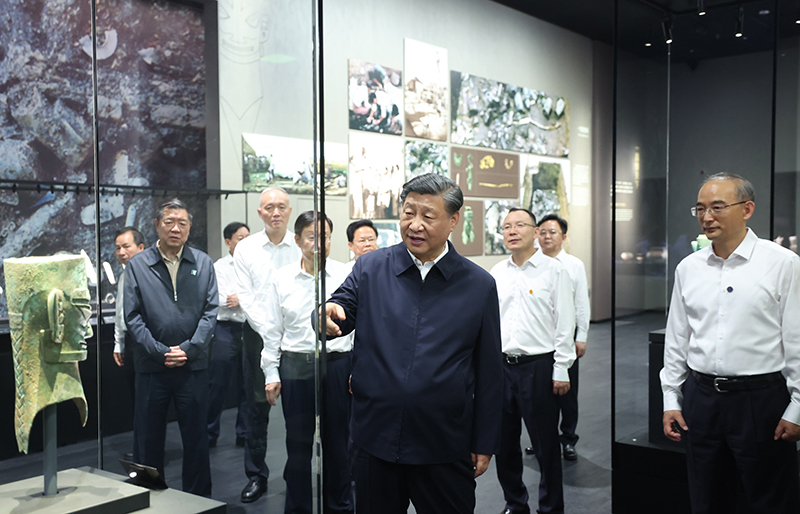 7月25日至27日，中共中央總書(shū)記、國家主席、中央軍委主席習近平在四川考察。這是26日下午，習近平在位于德陽(yáng)市廣漢市的三星堆博物館新館參觀(guān)。