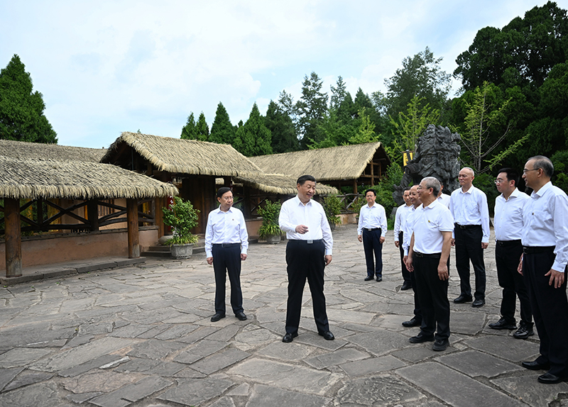 7月25日至27日，中共中央總書(shū)記、國家主席、中央軍委主席習近平在四川考察。這是25日下午，習近平在廣元市劍閣縣翠云廊考察。