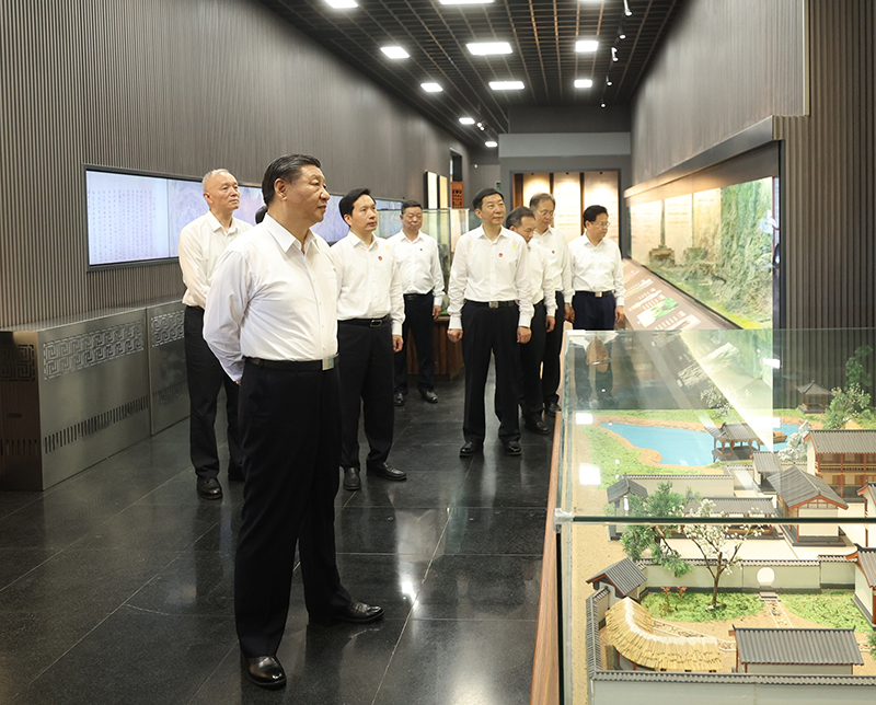 7月29日，中共中央總書(shū)記、國家主席、中央軍委主席習近平在四川考察結束返京途中，來(lái)到陜西省漢中市考察。這是習近平參觀(guān)漢中市博物館有關(guān)歷史文物展陳。