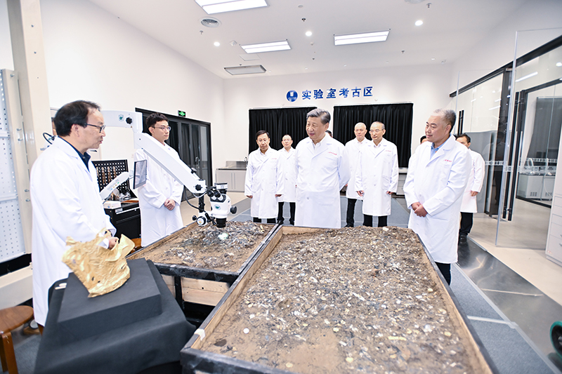 7月25日至27日，中共中央總書(shū)記、國家主席、中央軍委主席習近平在四川考察。這是26日下午，習近平在位于德陽(yáng)市廣漢市的三星堆博物館文物保護與修復館，同現場(chǎng)工作人員親切交流。