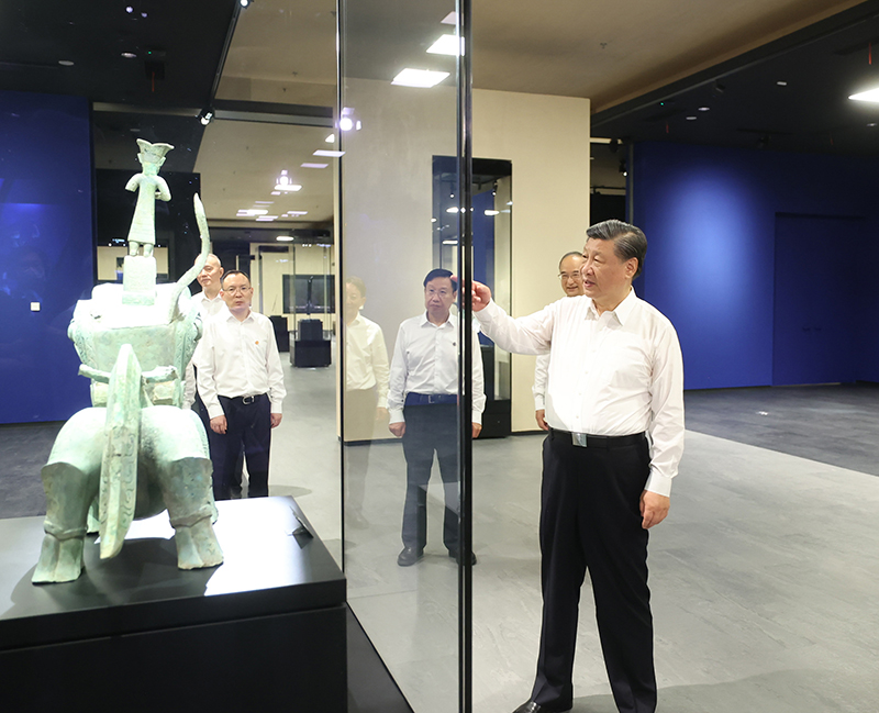 7月25日至27日，中共中央總書(shū)記、國家主席、中央軍委主席習近平在四川考察。這是26日下午，習近平在位于德陽(yáng)市廣漢市的三星堆博物館新館參觀(guān)。