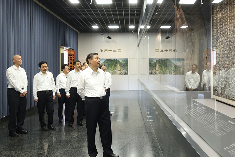 7月29日，中共中央總書(shū)記、國家主席、中央軍委主席習近平在四川考察結束返京途中，來(lái)到陜西省漢中市考察。這是習近平參觀(guān)漢中市博物館有關(guān)歷史文物展陳。